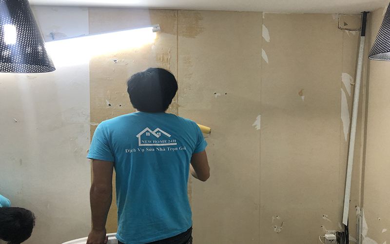 Sơn bả tường trước khi tiến hành lớp phủ