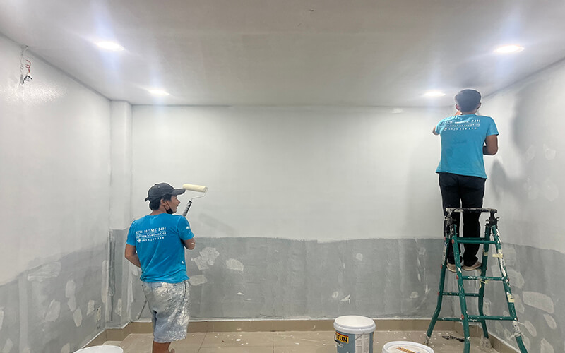 Thợ sơn đang hoàn thiện lớp phủ cho căn nhà